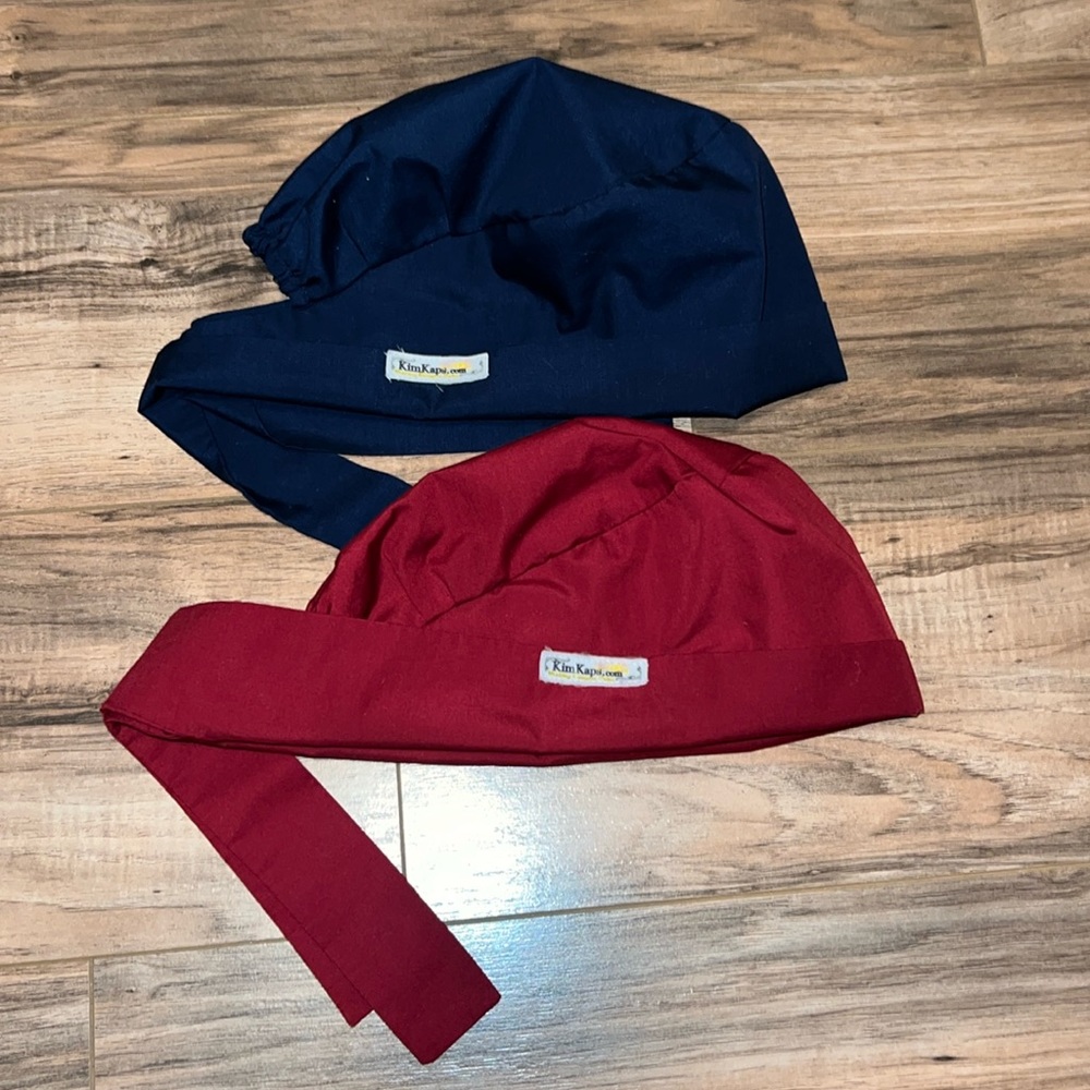 Kim Kaps scrub caps in navy blue and maroon